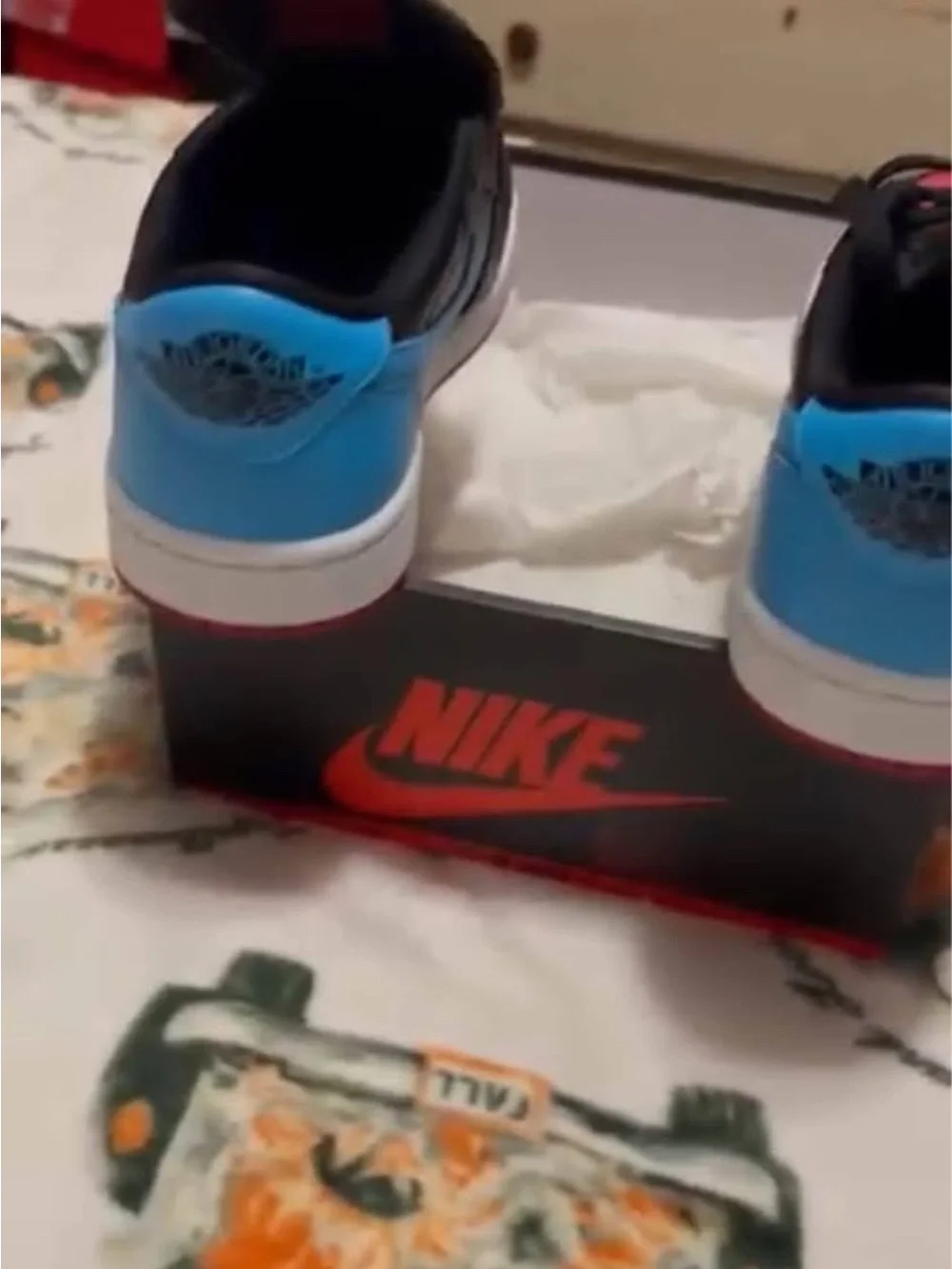 Nike women’s Black, blue, Red Low-Top Sneakers